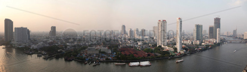 Bangkok  Thailand  Flusspanorama und Skyline aus den Chatrium Suites