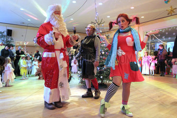 Vaeterchen Frost und Pippi Langstrumpf beim Weihnachtsfest der russischen Gemeinde Flensburg