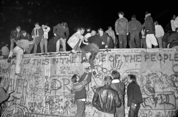 Ost- und Westberliner feiern auf der Mauer die Oeffnung der Grenze