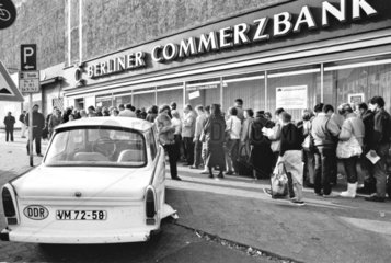 Warteschlange von DDR-Buergern vor einer Filiale der Commerzbank