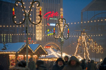 Chemnitz  Deutschland  der Weihnachtsmarkt von Chemnitz in Sachsen zur blauen Stunde