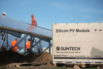 Oeversee  Deutschland  ein Solarpark wird mit Modulen der Firma Suntech bestueckt