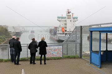 Kiel  Deutschland  Besucher auf der Aussichtsplattform der Grossen Schleuse Kiel-Holtenau