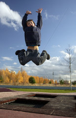 Berlin  Deutschland  Junge macht vor Freude einen Luftsprung