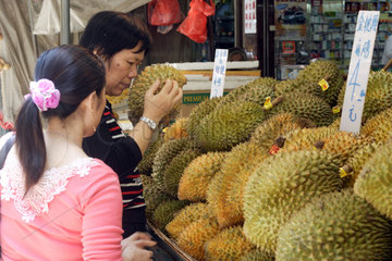 Macau  China  Frau riecht an einer Durian-Frucht
