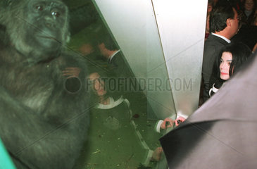 Michael Jackson besucht Affenhaus im Berliner Zoo
