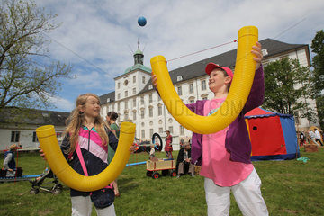 Schleswig  Deutschland  Kinder spielen auf dem Gottorfer Landmarkt