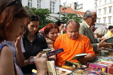 Menschen betrachten Buecher auf der Buecherwoche in Budapest