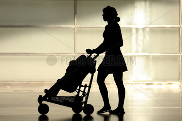Berlin  Silhouette einer jungen Mutter mit Kinderwagen