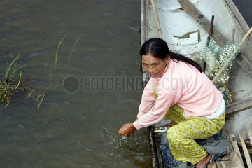 Vietnam  Fischerboot in einer Flusslandschaft bei Hue