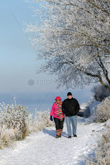 Gluecksburg  Deutschland  ein Paar geht im Winter spazieren