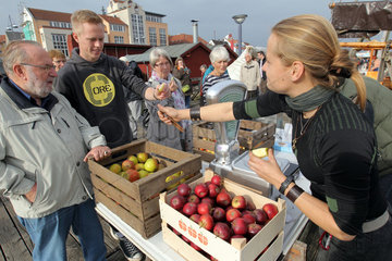 Flensburg  Deutschland  Besucher zur traditionellen Apfelfahrt