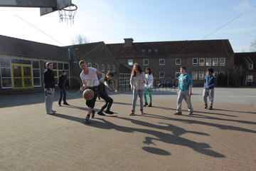 Flensburg  Deutschland  Schueler spielen in der Pause Basketball