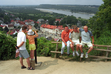 Touristen auf einem Berg in Kazimierz Dolny  Polen