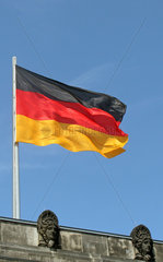 Berlin  Deutschland  deutsche Nationalfahne weht im Wind