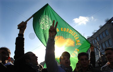 Berlin  Deutschland  junge Kurden bei einer Demonstration in Berlin