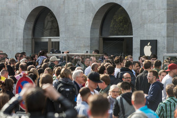 Berlin  Deutschland  Menschenmassen bei der Eroeffnung des Apple Store am Kurfuerstendamm
