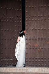 Sevilla  Spanien  eine Braut wird am Eingang der Kirche in Empfang genommen