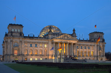 Berlin  Reichstagsgebaeude  Sitz des Bundestages  am Abend