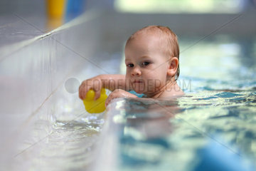 Berlin  Deutschland  Kind beim Babyschwimmen