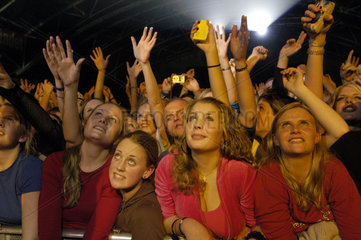 Fans bei einem Robbie Williams Konzerts in Helsinki