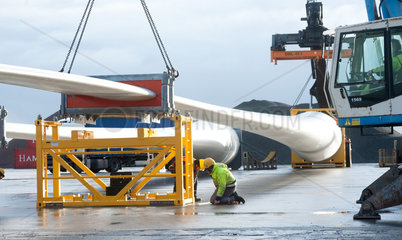 Brunsbuettel  Deutschland  Verschiffung von Rotorblaettern fuer einen Offshore-Windpark