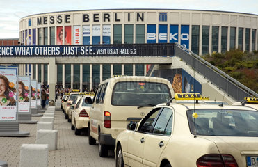 Berlin  Taxischlange vor der Messe Berlin