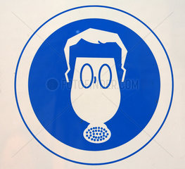 Symbolfoto  Gebotsschild Atemschutzmaske tragen