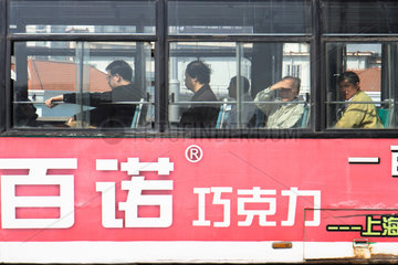 Shanghai  Fahrgaeste sitzen in einem Bus