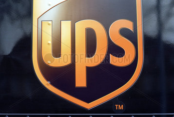 UPS-Logo an einem Transportwagen