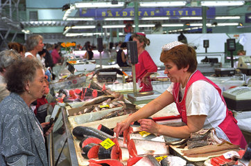 Fischverkauf in einer der Markthallen in Riga  Lettland