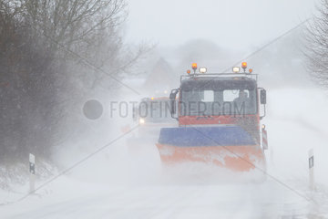 Husby  Deutschland  Raeumfahrzeuge im dichten Schneetreiben auf der L268 bei Husby