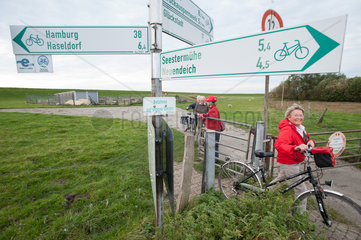 Haselau  Deutschland  Radfahrer am Pinnau-Sperrwerk an der Elbe