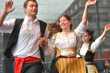 Kiel  Deutschland  folkloristischer Tanz aus Italien auf der Kieler Woche