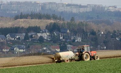 Chemnitz  Deutschland  ein Landwirt bringt Guelle auf seinem Feld aus