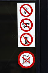 Luxemburg  Verbotsschilder an einer Tankstelle
