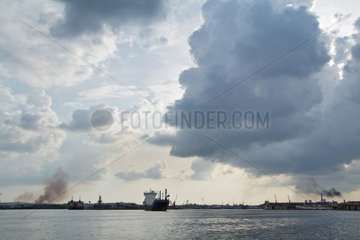 Havanna  Kuba  Wolken ueber dem Hafen von Havanna