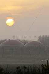 Dollerup  Deutschland  Sonnenuntergang ueber einer Biogasanlage