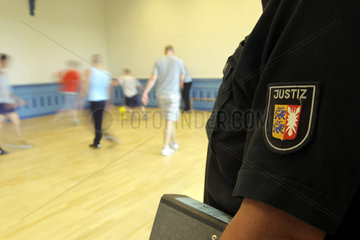 Flensburg  Deutschland  Justizvollzugsbeamter beaufsichtigt Gefangene beim Sport