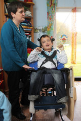 Sterup  Deutschland  ein im Rollstuhl sitzender Junge mit einer Kinder-Krankenschwester