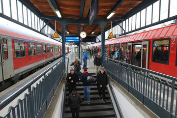 Flensburg  Deutschland  Passagiere auf dem Bahnsteig des Flensburger Bahnhofs