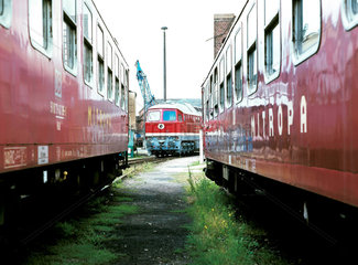 Lokomotive zwischen zwei Waggons gesehen
