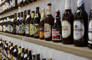 Berlin  Bierflaschen auf der Internationalen Gruenen Woche 2006