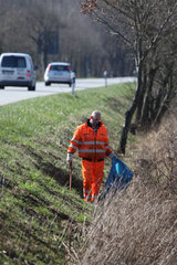 Husum  Deutschland  Strassenwaerter machen Fruehjahrsputz an einer Bundesstrasse