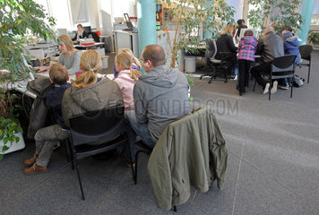 Flensburg  Deutschland  eine Familie meldet sich in der Buergerhalle des Flensburger Rathauses um