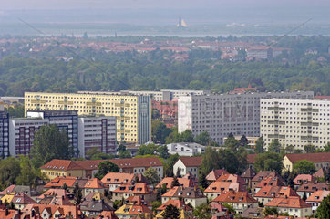 Leipzig  Deutschland  Luftbild von einer Wohnsiedlung und sanierten Plattenbauten