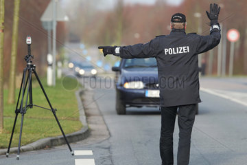 Harrislee  Deutschland  Polizist winkt ein PKW heraus