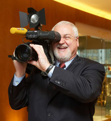 Carstensen als Journalist mit TV-Kamera