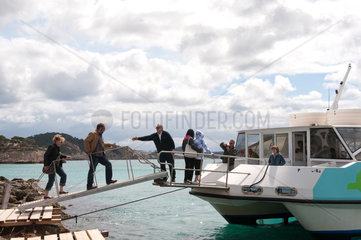 Peguera  Mallorca  Spanien  Touristen besteigen ein Ausflugsboot