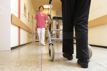 Flensburg  Deutschland  Physiotherapeutin macht mit einer Patientin Laufuebungen